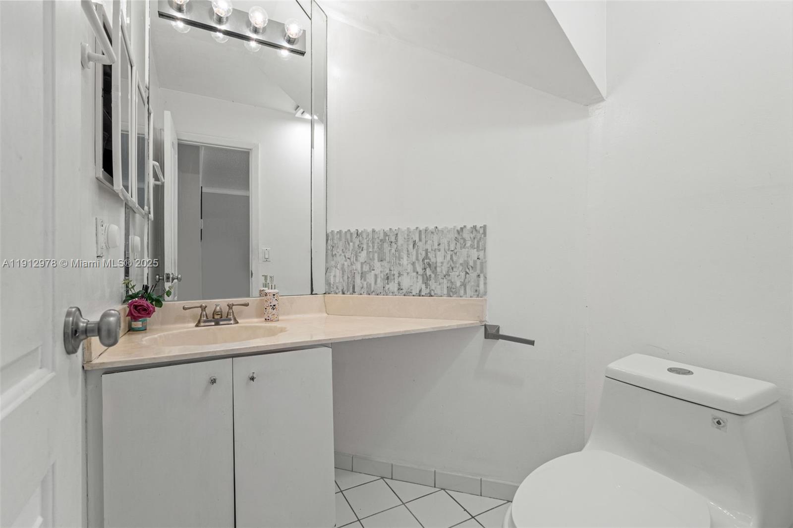 See details 9410 4 / 3 2820 sq. ft. $ 2025-11-12 0 Photo