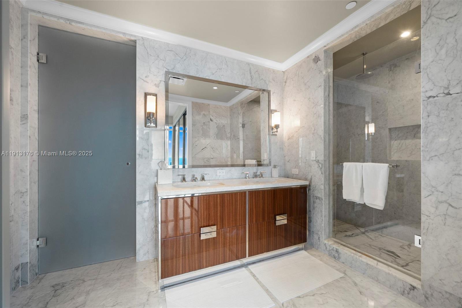 See details 4701 3 / 5 2688 sq. ft. $ 2025-11-12 0 Photo