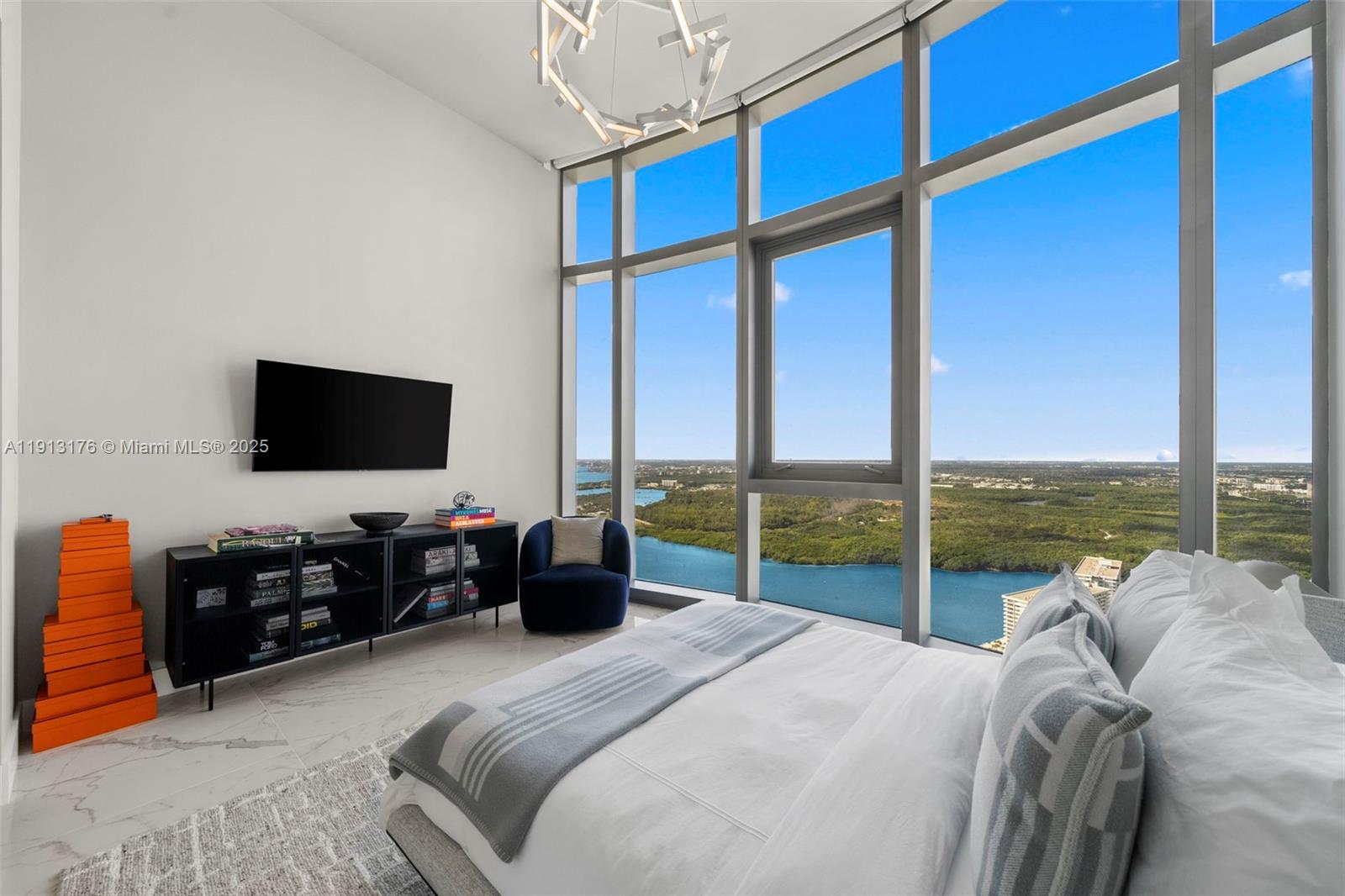 See details 4701 3 / 5 2688 sq. ft. $ 2025-11-12 0 Photo