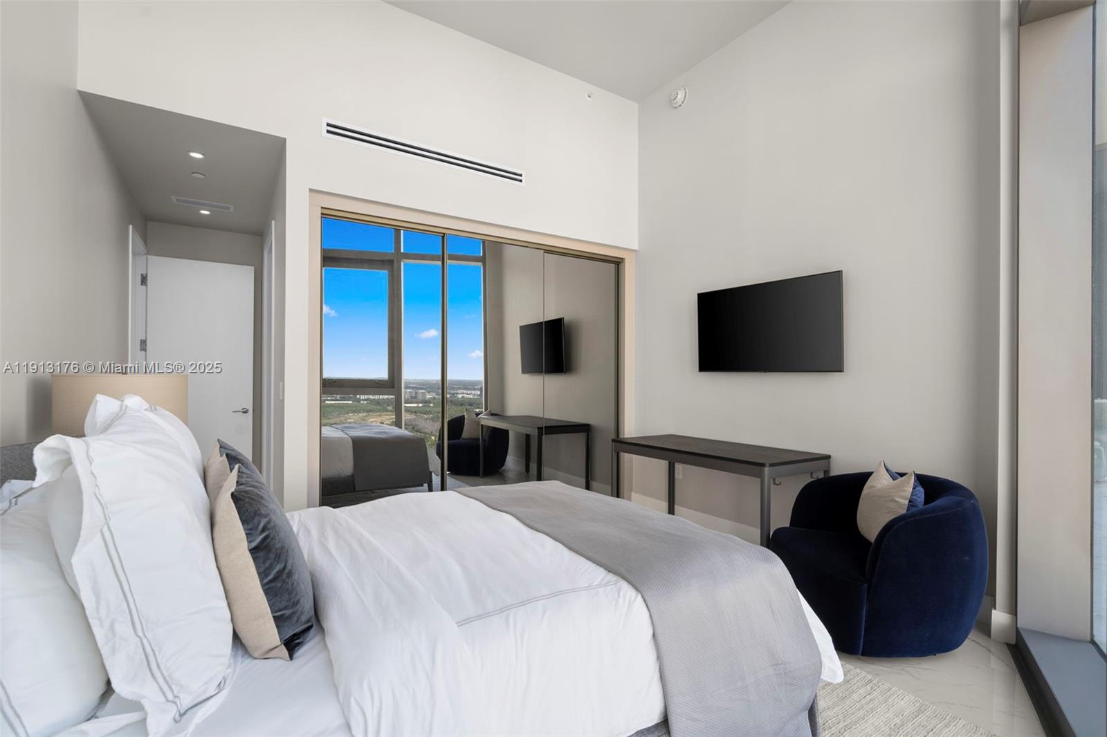 See details 4701 3 / 5 2688 sq. ft. $ 2025-11-12 0 Photo