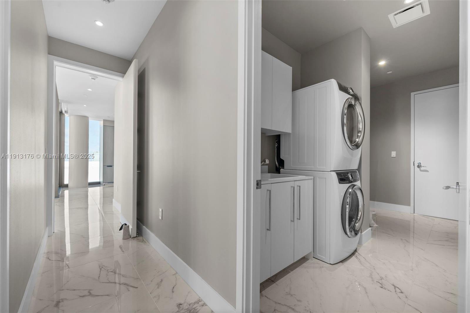 See details 4701 3 / 5 2688 sq. ft. $ 2025-11-12 0 Photo