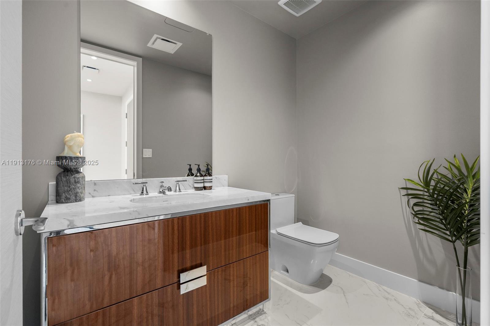 See details 4701 3 / 5 2688 sq. ft. $ 2025-11-12 0 Photo