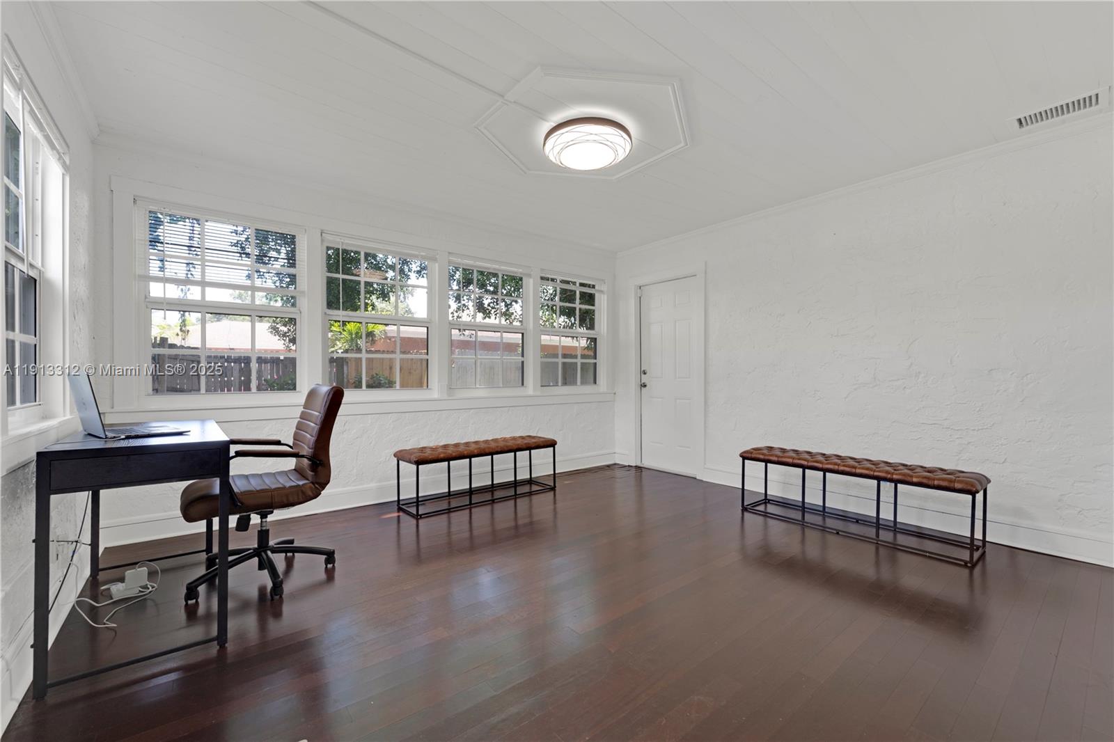 See details 436 3 / 2 1052 sq. ft. $ 2025-11-12 0 Photo