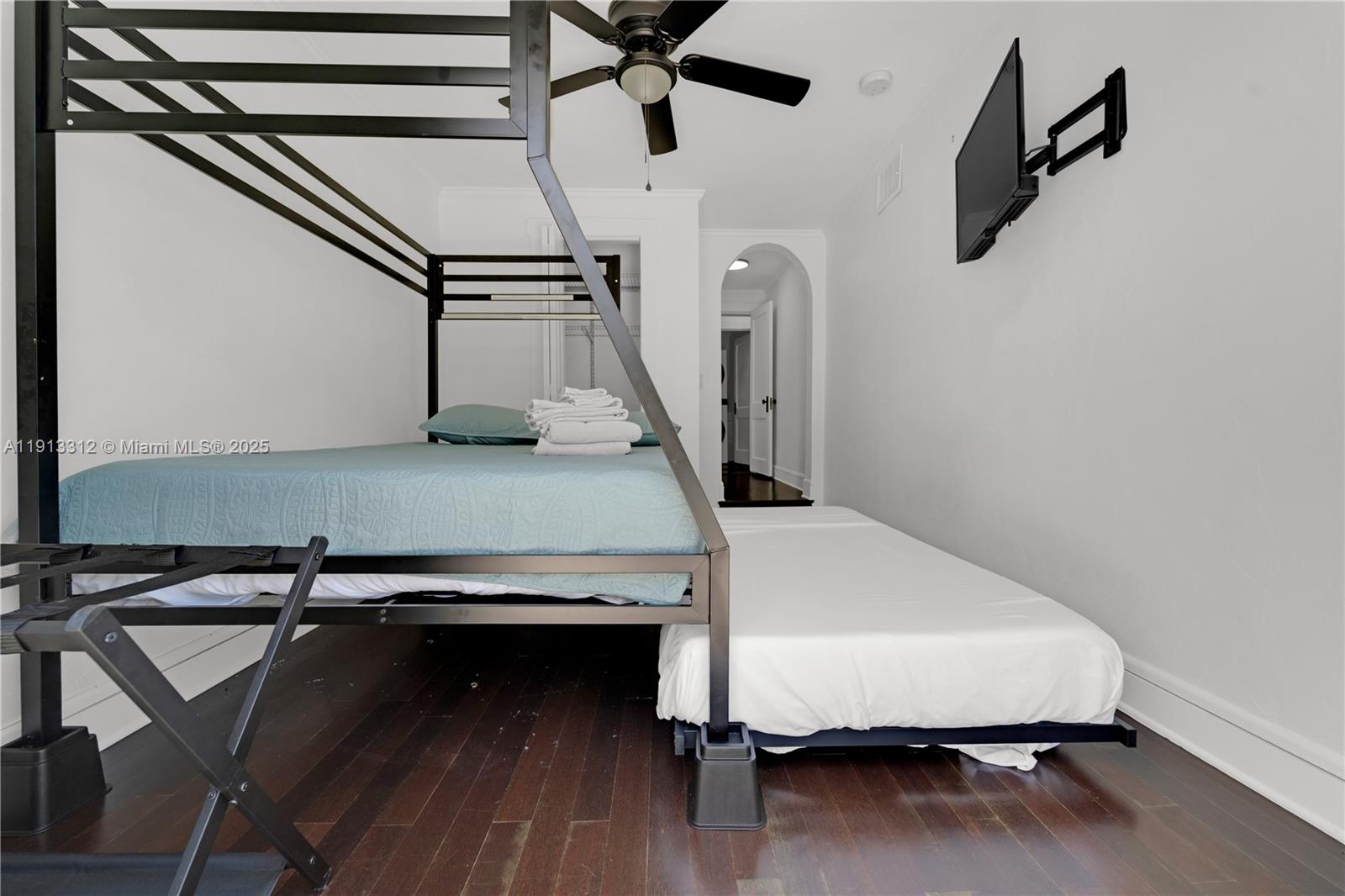 See details 436 3 / 2 1052 sq. ft. $ 2025-11-12 0 Photo