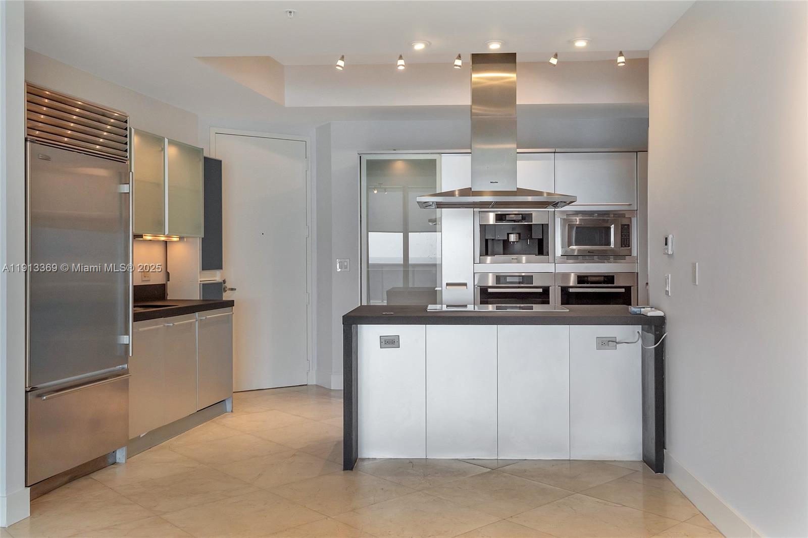 Подробнее 4008 2 / 3 1570 кв.футов $ 2025-11-13 0 Фото