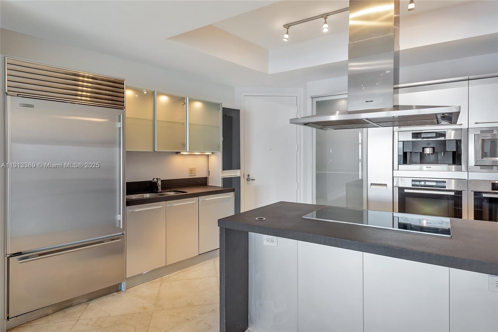 Подробнее 4008 2 / 3 1570 кв.футов $ 2025-11-13 0 Фото