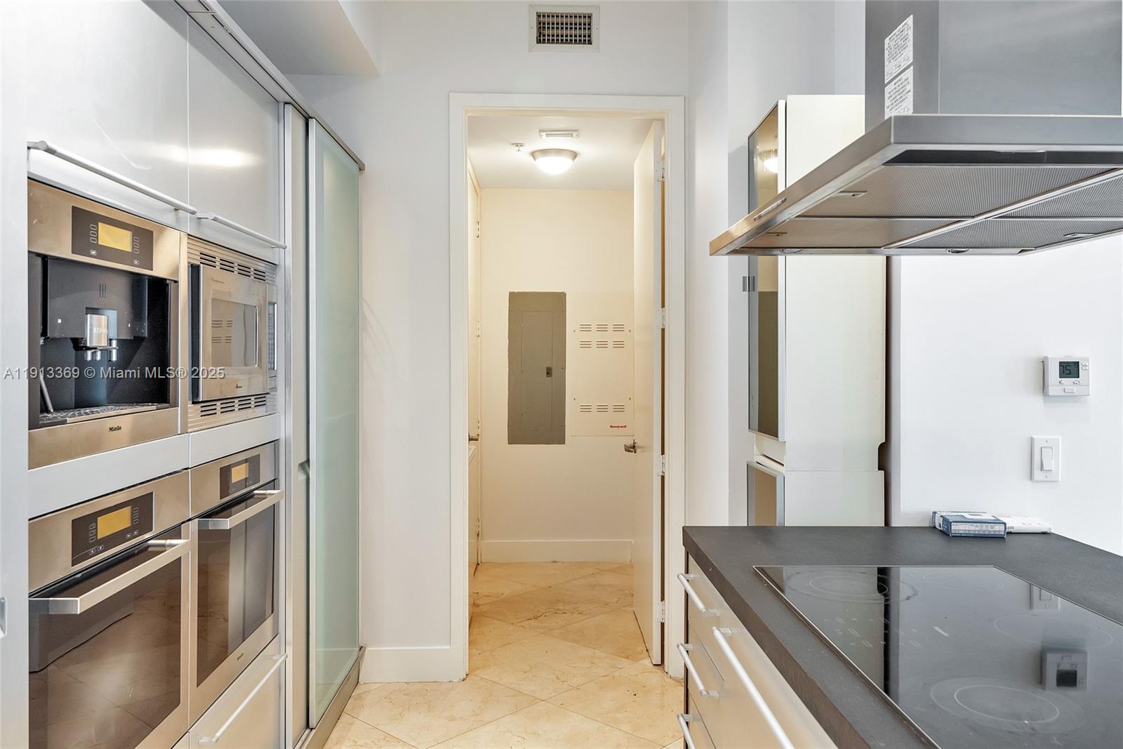 Подробнее 4008 2 / 3 1570 кв.футов $ 2025-11-13 0 Фото