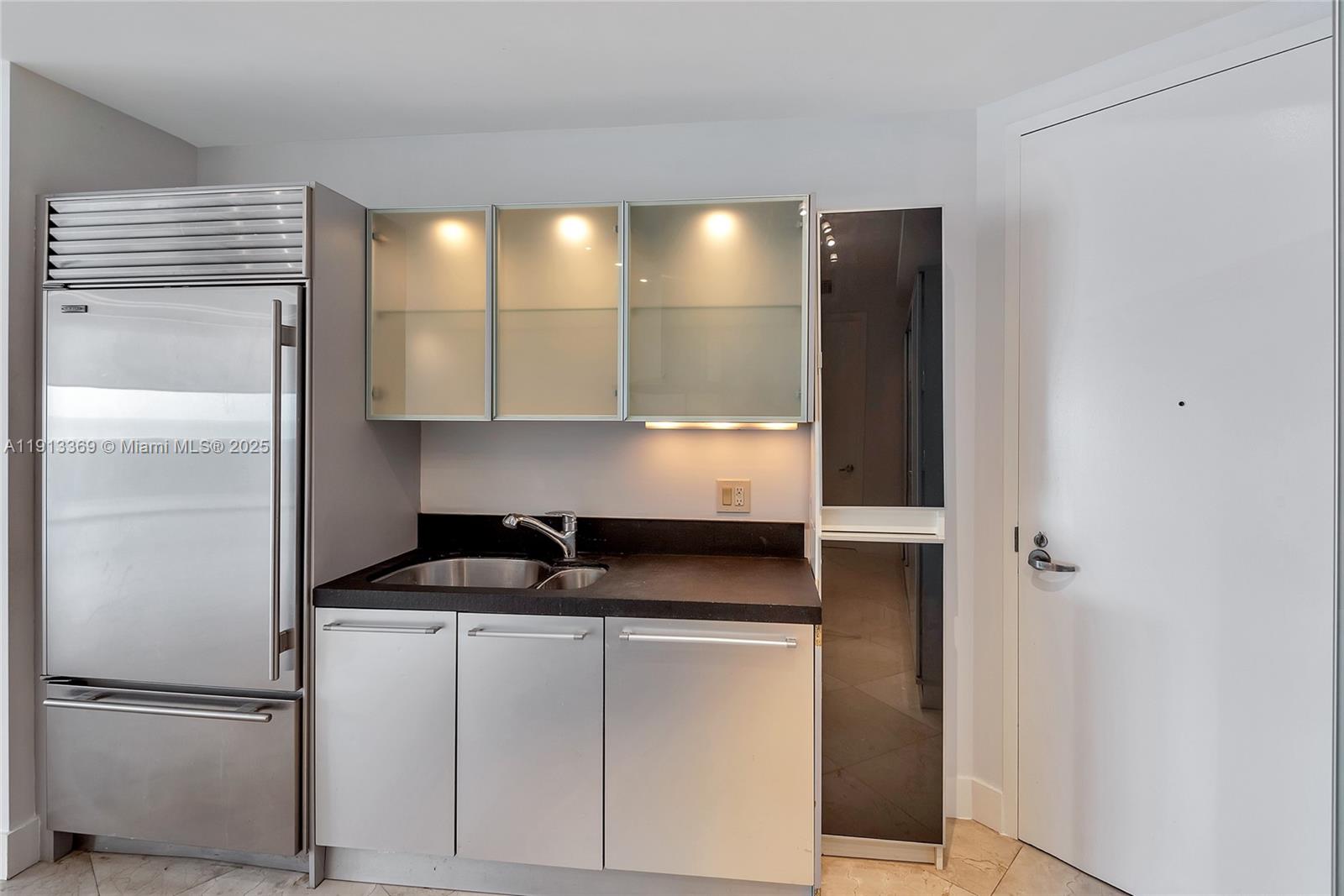 Подробнее 4008 2 / 3 1570 кв.футов $ 2025-11-13 0 Фото