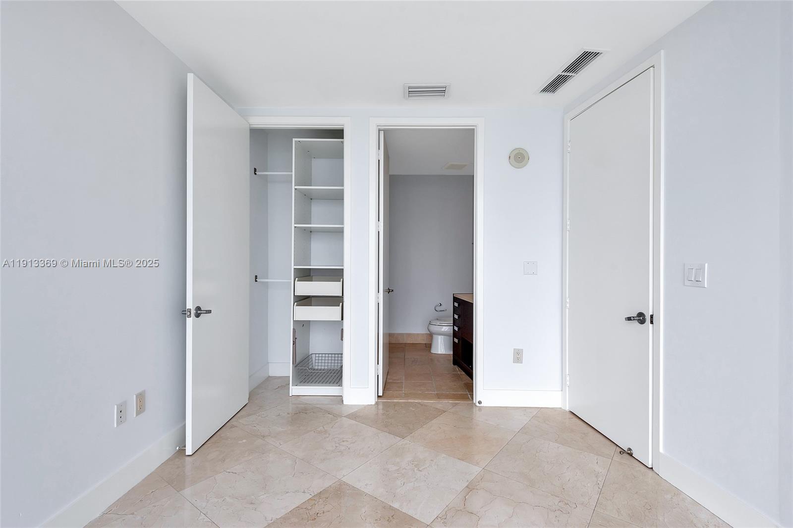 Подробнее 4008 2 / 3 1570 кв.футов $ 2025-11-13 0 Фото