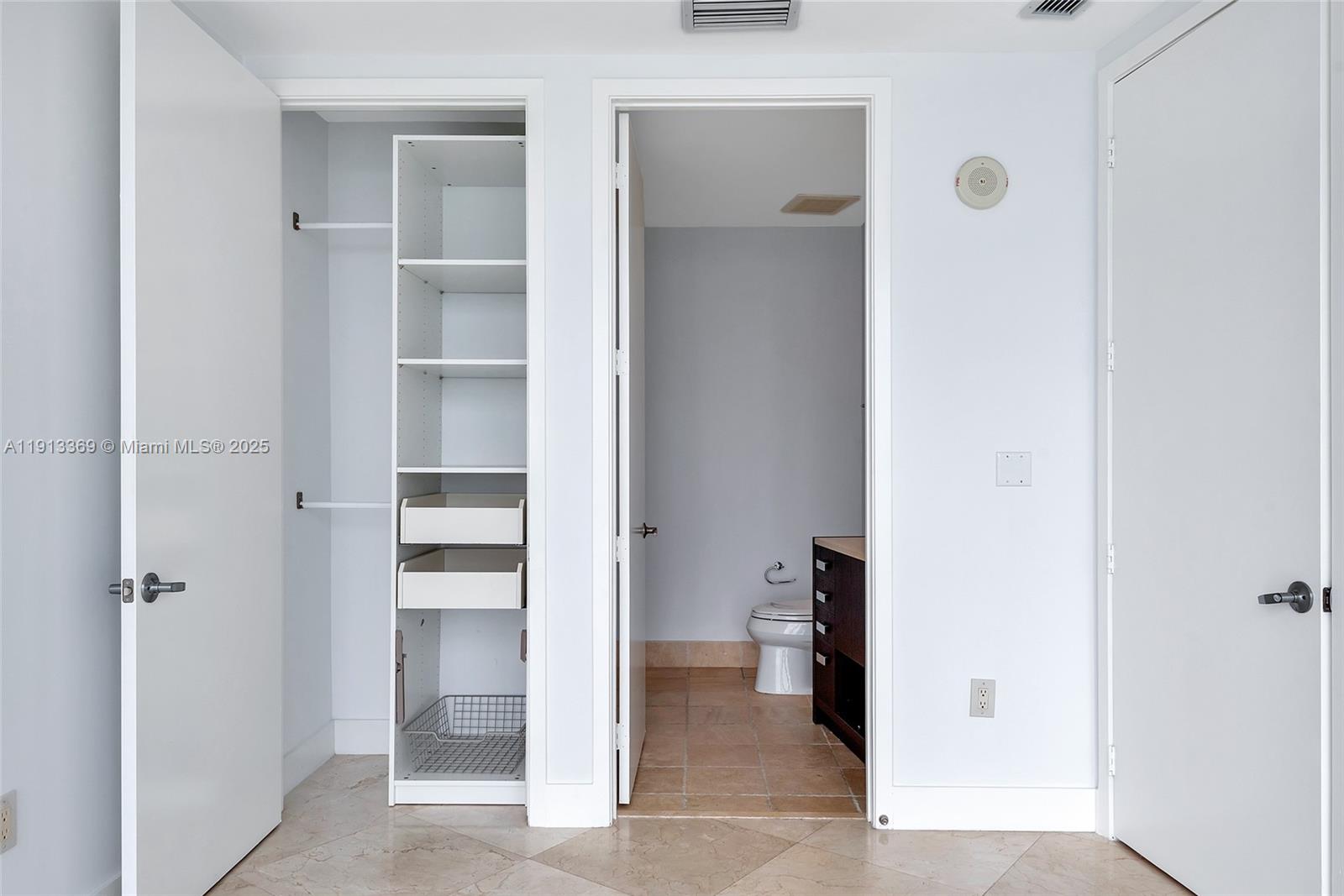 Подробнее 4008 2 / 3 1570 кв.футов $ 2025-11-13 0 Фото