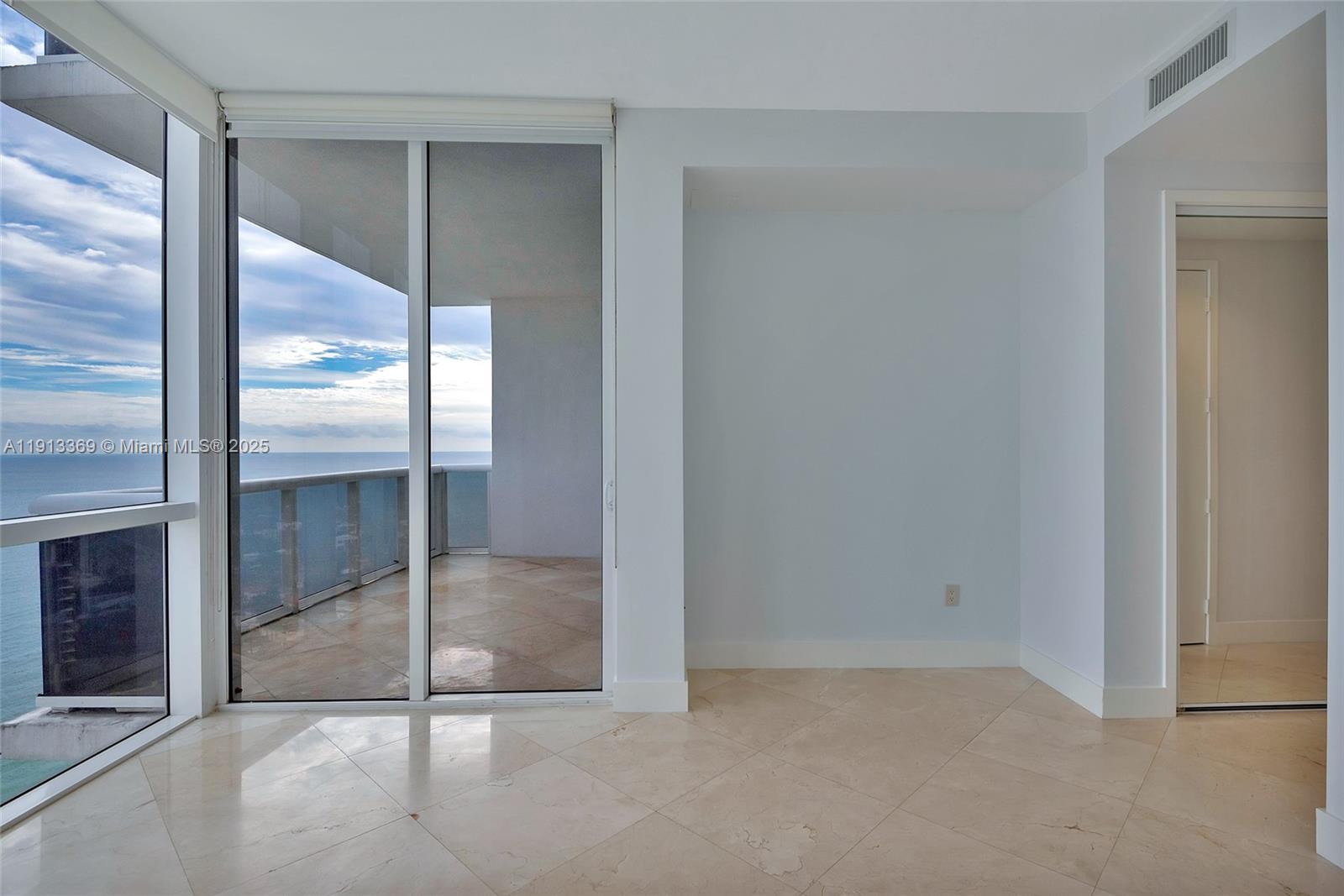 Подробнее 4008 2 / 3 1570 кв.футов $ 2025-11-13 0 Фото