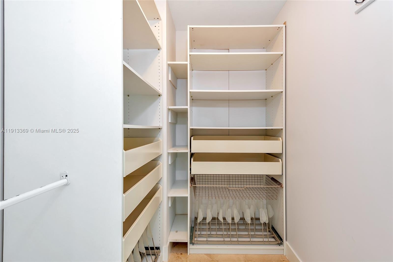 Подробнее 4008 2 / 3 1570 кв.футов $ 2025-11-13 0 Фото