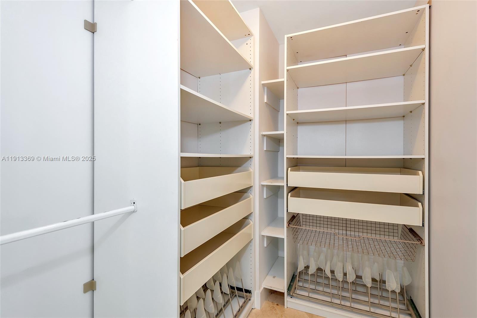 Подробнее 4008 2 / 3 1570 кв.футов $ 2025-11-13 0 Фото