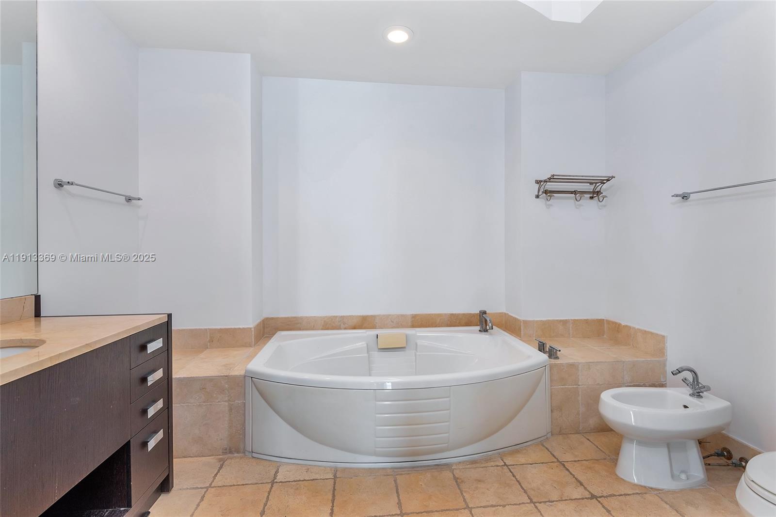 Подробнее 4008 2 / 3 1570 кв.футов $ 2025-11-13 0 Фото