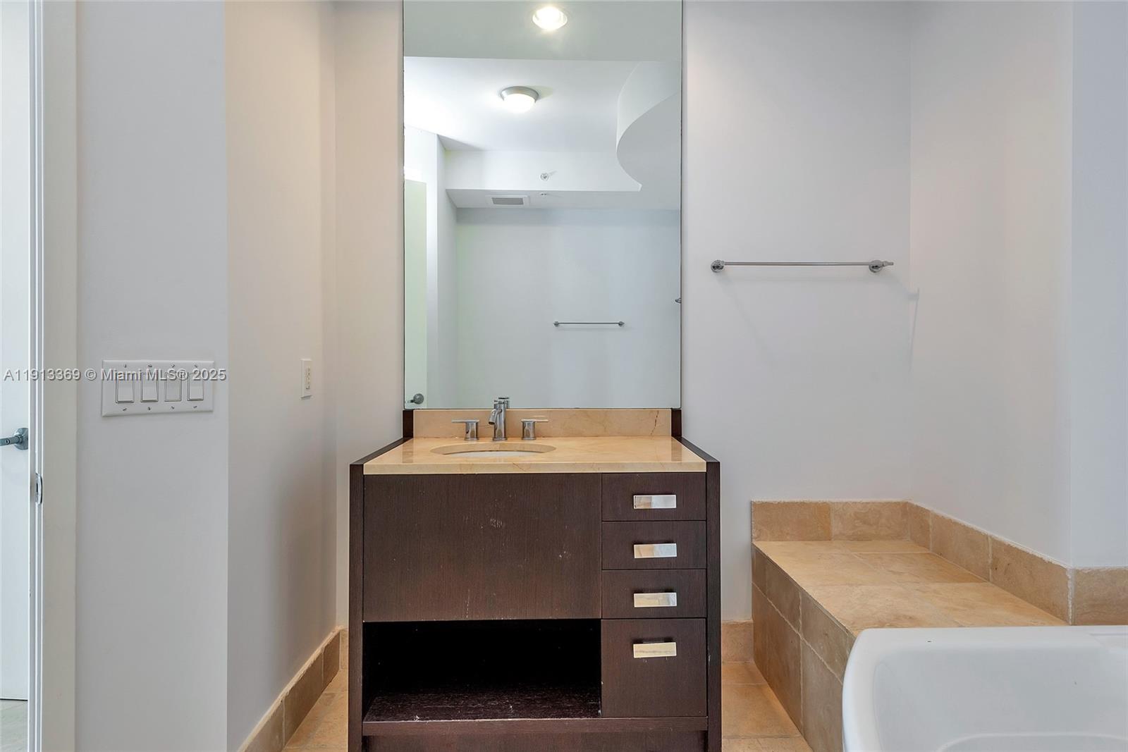 Подробнее 4008 2 / 3 1570 кв.футов $ 2025-11-13 0 Фото