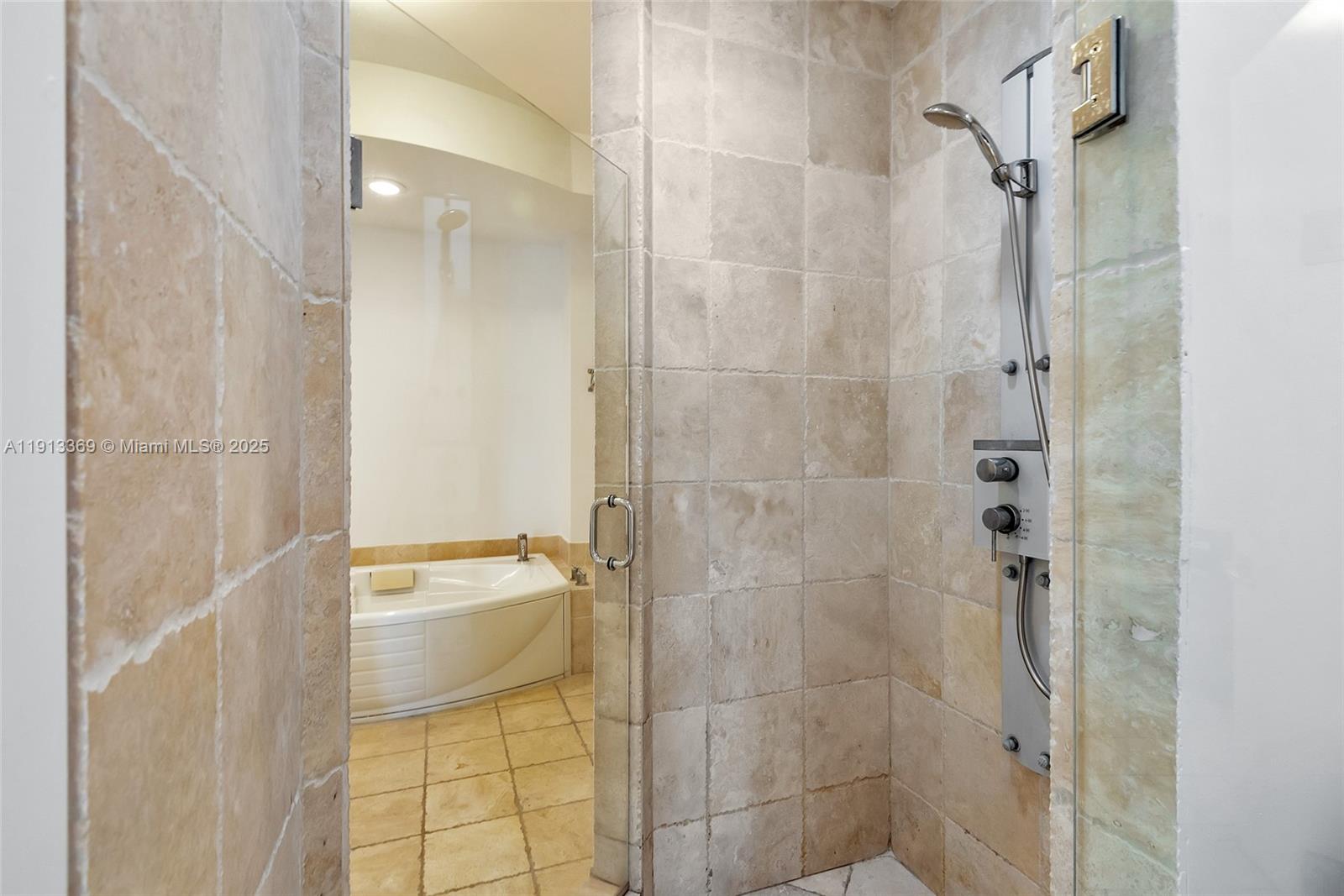 Подробнее 4008 2 / 3 1570 кв.футов $ 2025-11-13 0 Фото