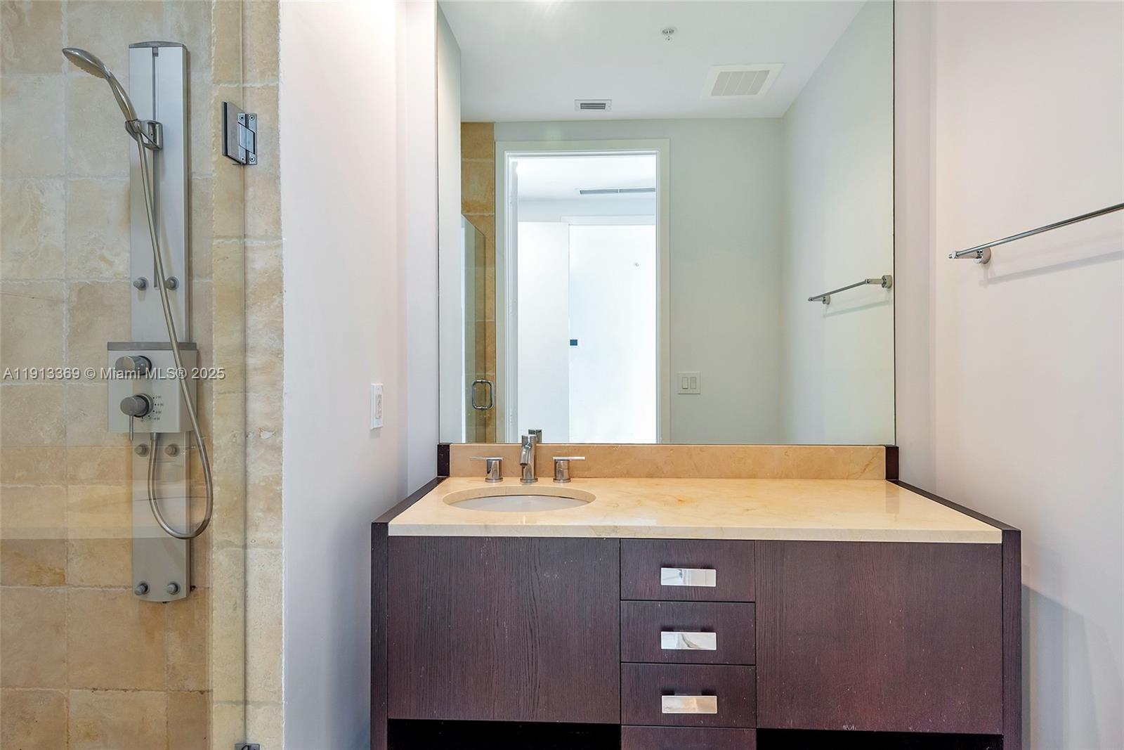 Подробнее 4008 2 / 3 1570 кв.футов $ 2025-11-13 0 Фото