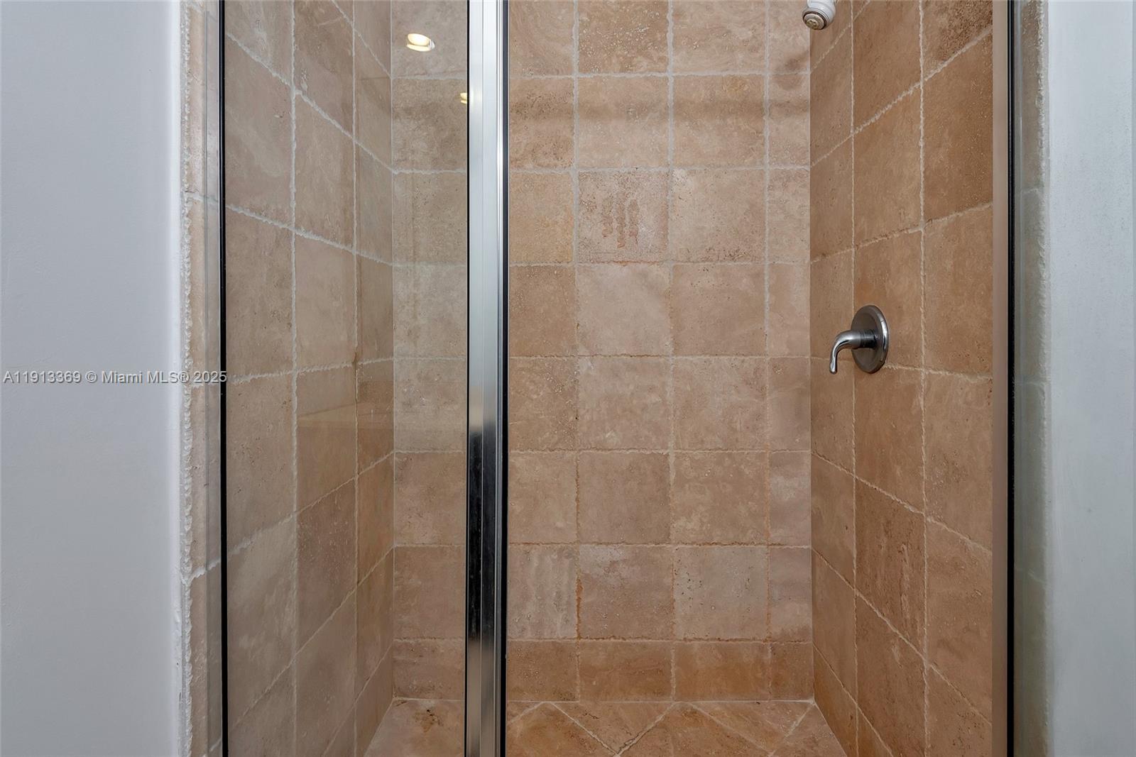 Подробнее 4008 2 / 3 1570 кв.футов $ 2025-11-13 0 Фото