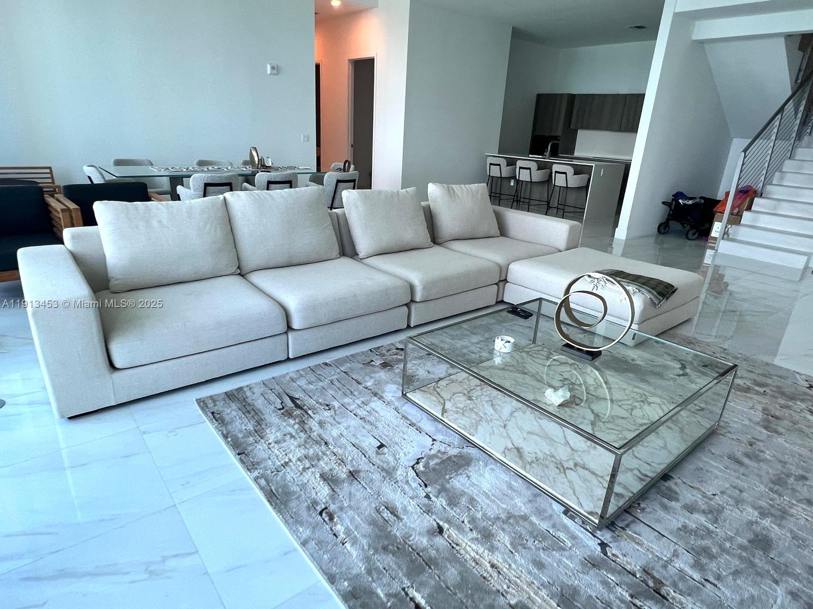 Ver detalles PH2 2 / 3 2261 sq. ft. $ 2025-11-13 0 foto