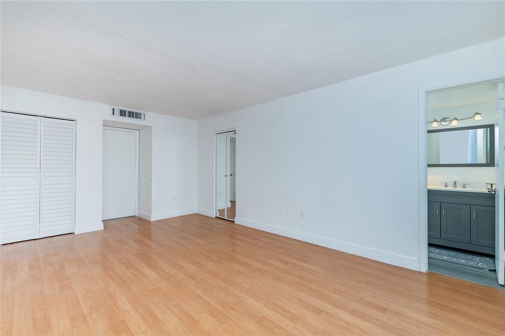 H301 2 / 2 1156 sq. ft. $ 2026-06-21 0 foto