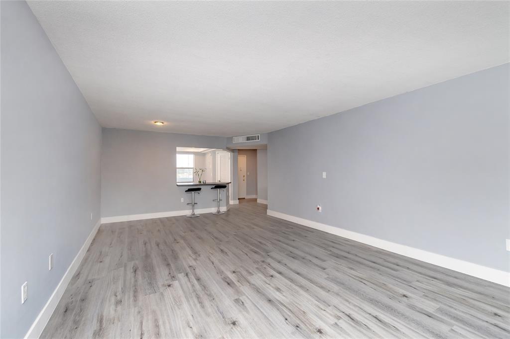 H301 2 / 2 1156 sq. ft. $ 2026-06-21 0 foto