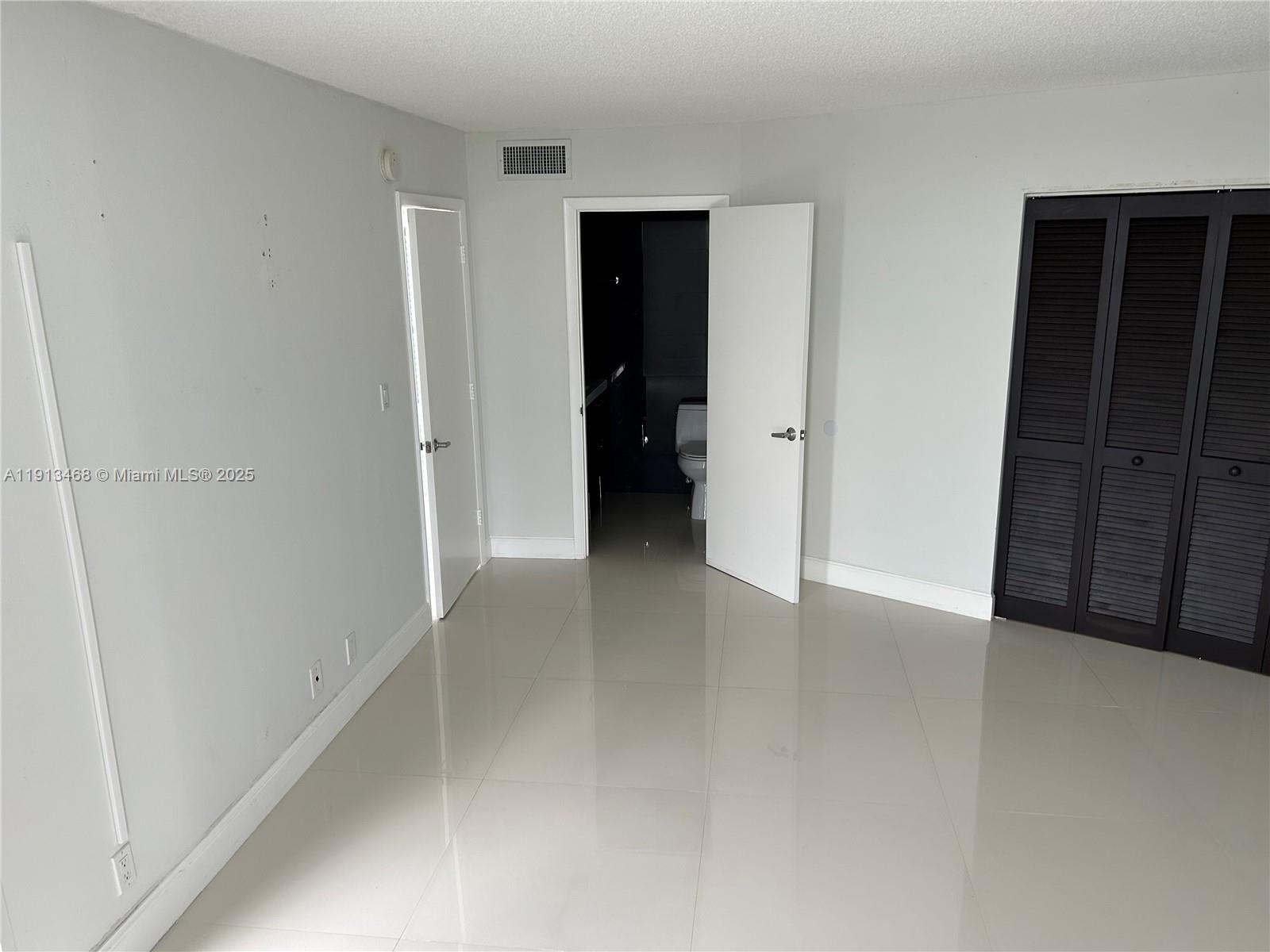 See details 2122 2 / 2 1357 sq. ft. $ 2025-11-13 0 Photo