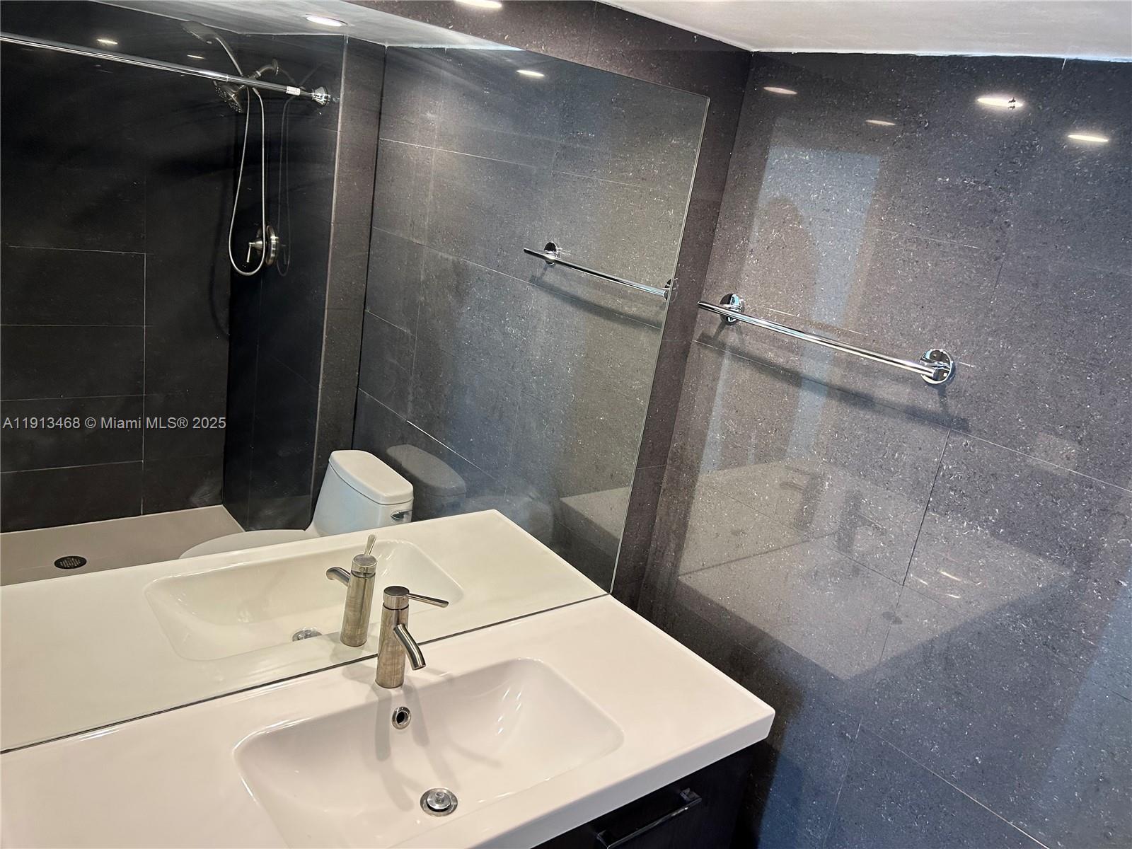 See details 2122 2 / 2 1357 sq. ft. $ 2025-11-13 0 Photo