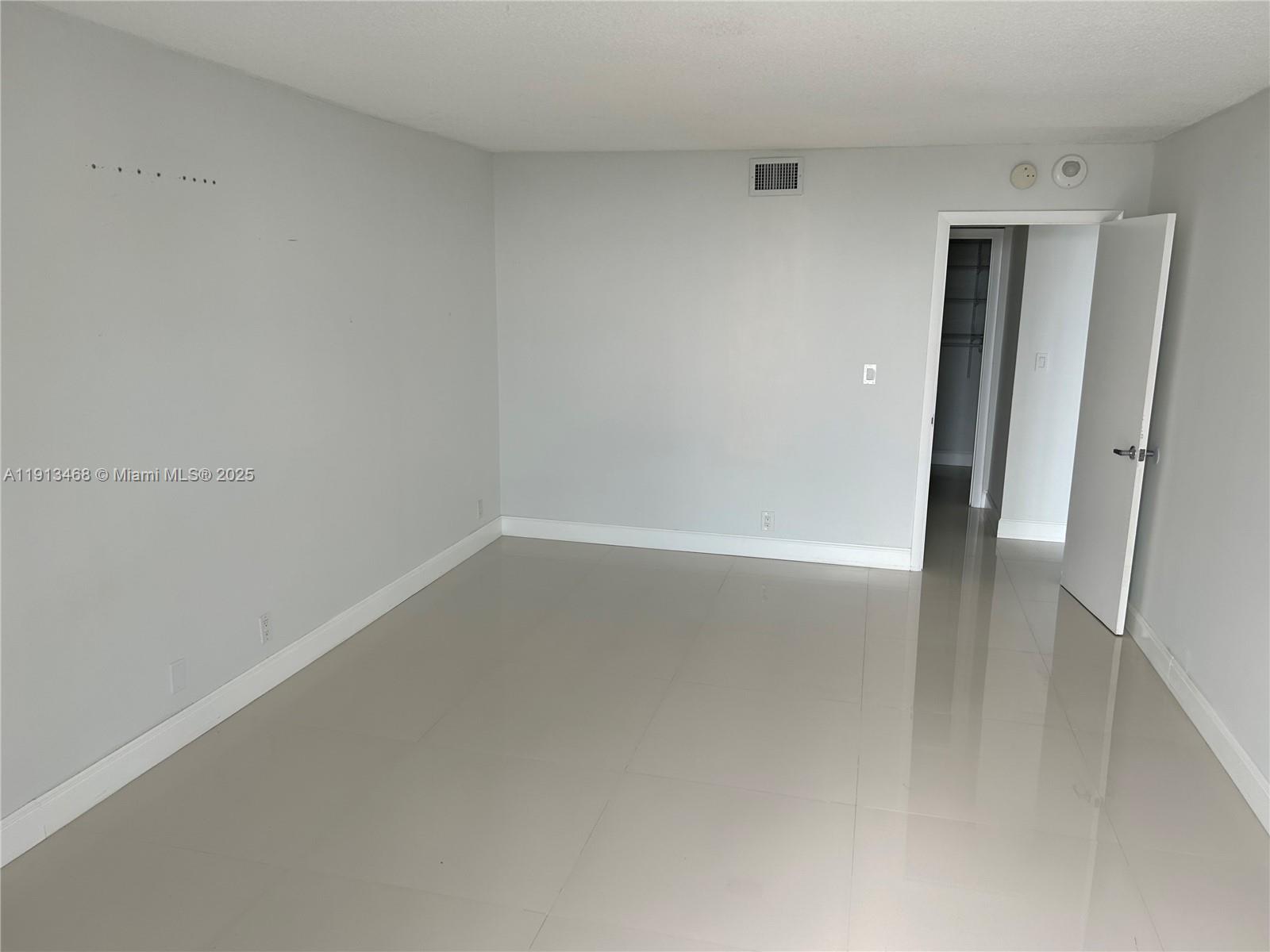 See details 2122 2 / 2 1357 sq. ft. $ 2025-11-13 0 Photo