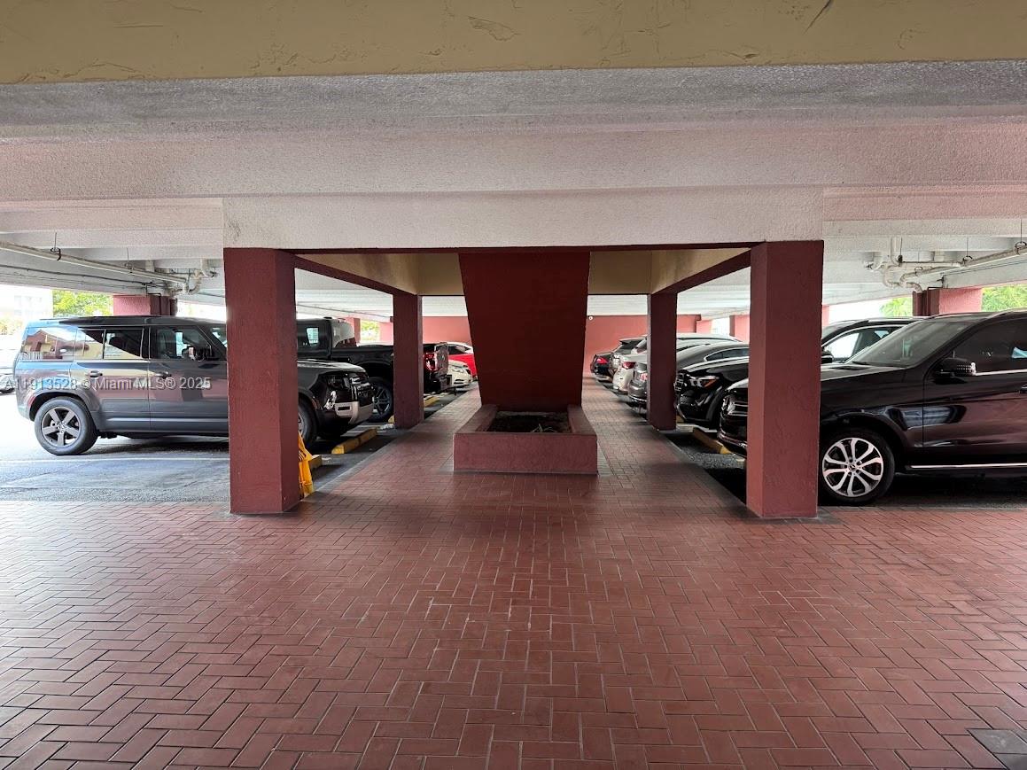   /   кв.футов $ 2025-11-13 0 Фото