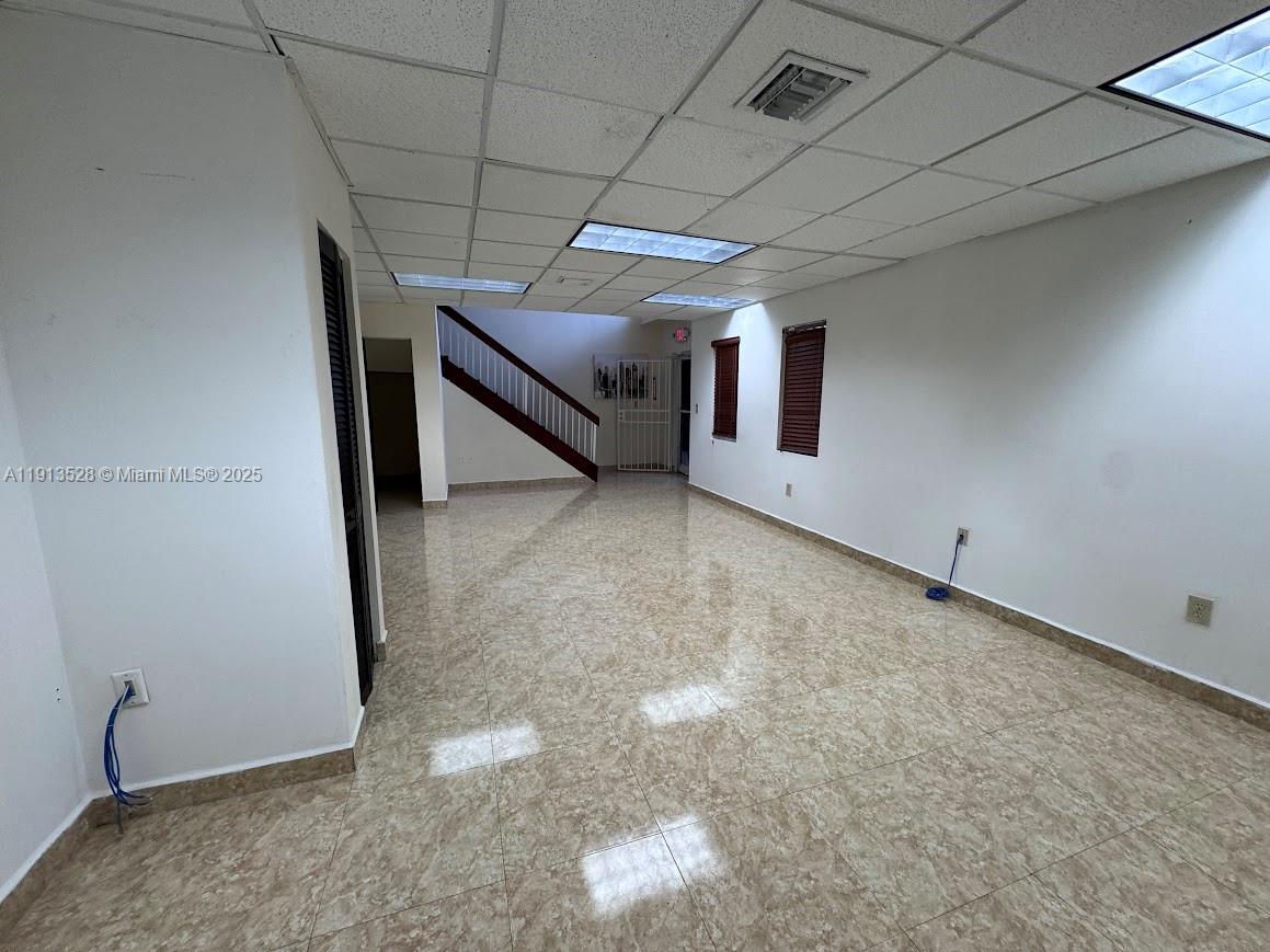   /   кв.футов $ 2025-11-13 0 Фото