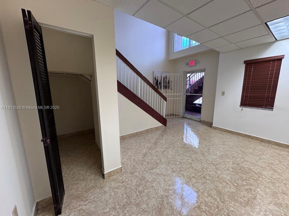   /   кв.футов $ 2025-11-13 0 Фото