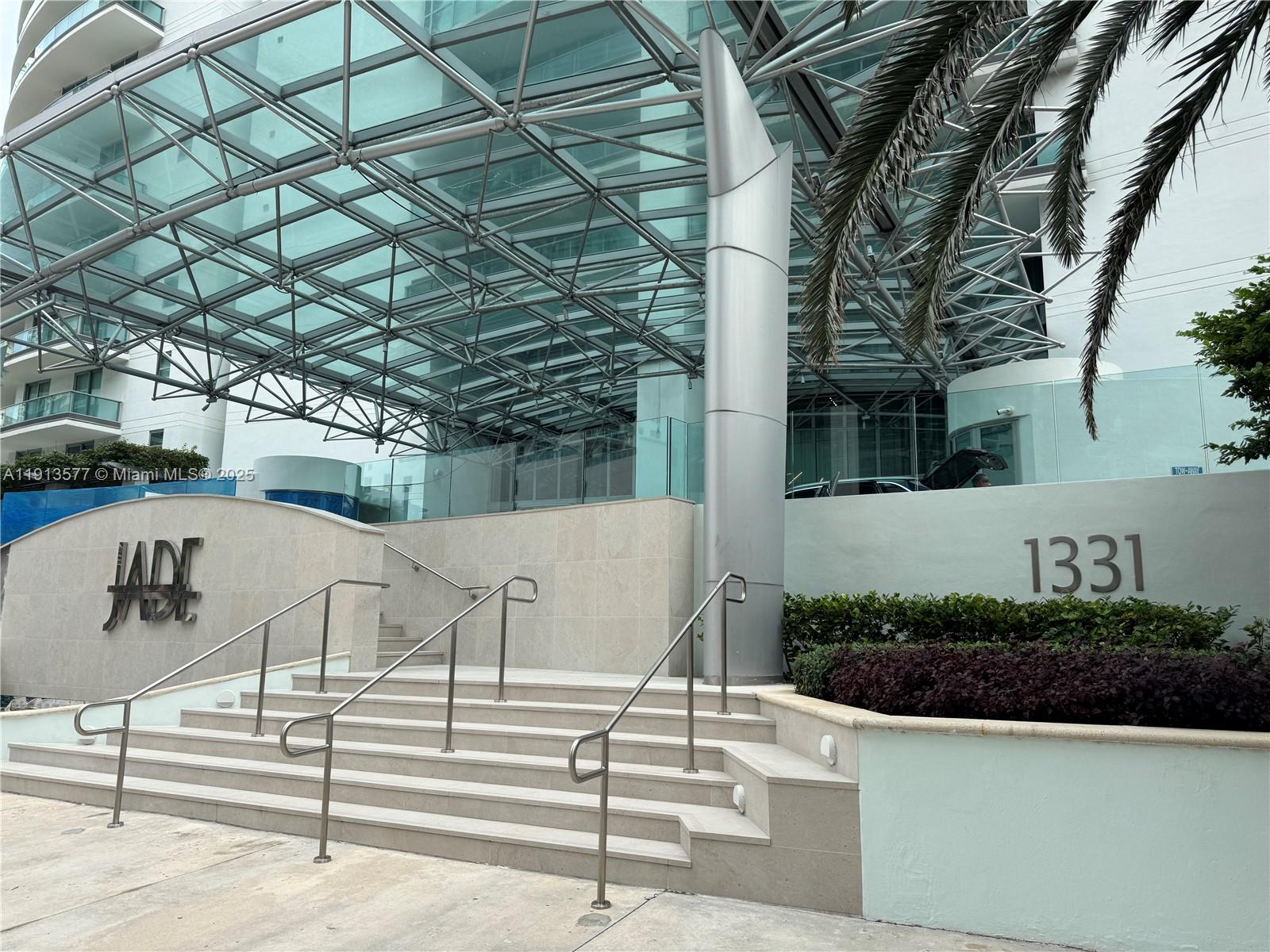 2  /   кв.футов $ 2025-11-13 0 Фото