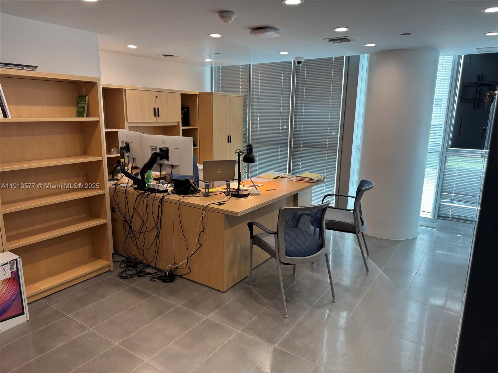 2  /   кв.футов $ 2025-11-13 0 Фото