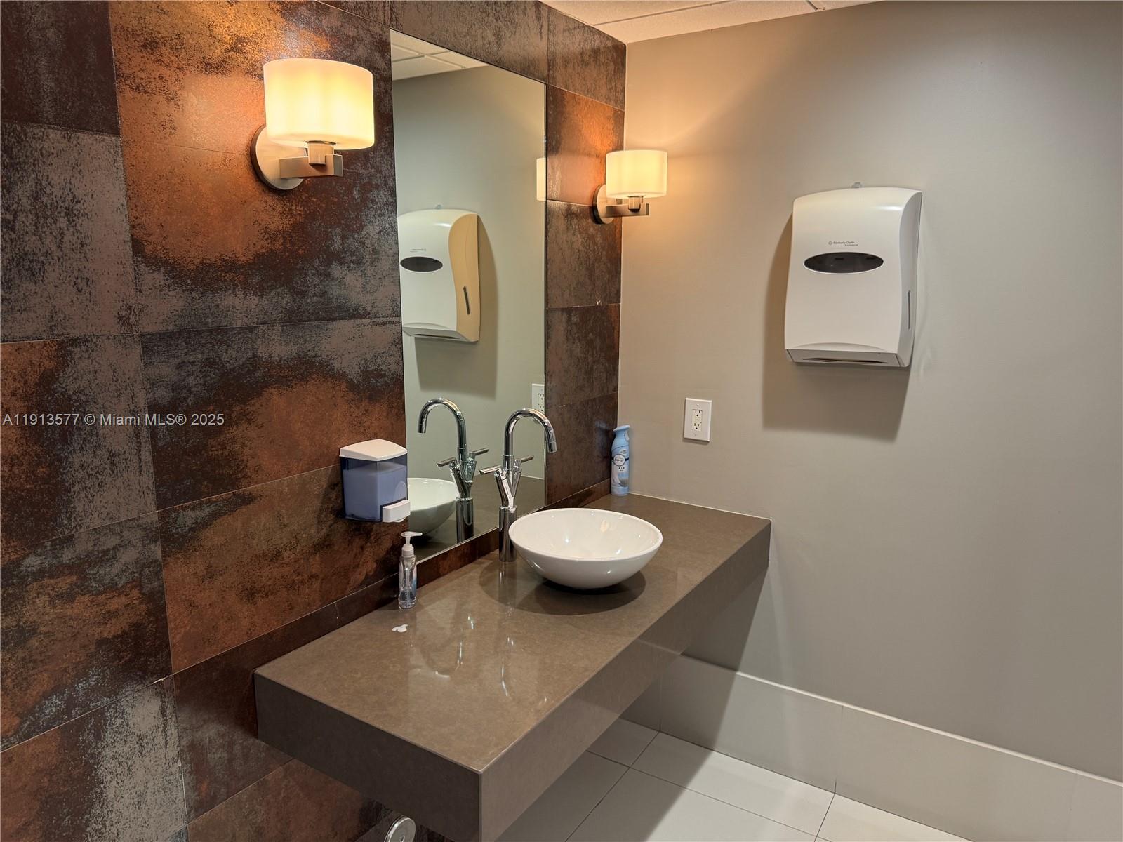 2  /   кв.футов $ 2025-11-13 0 Фото