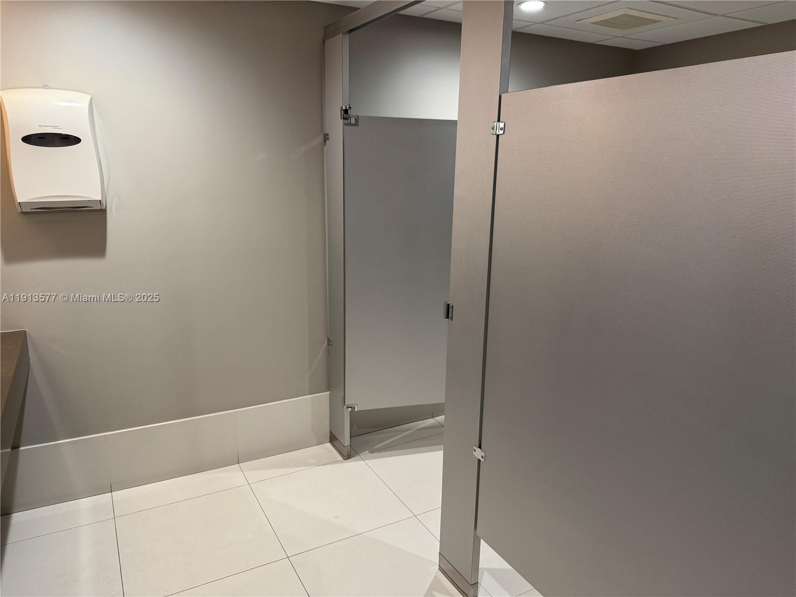 2  /   кв.футов $ 2025-11-13 0 Фото