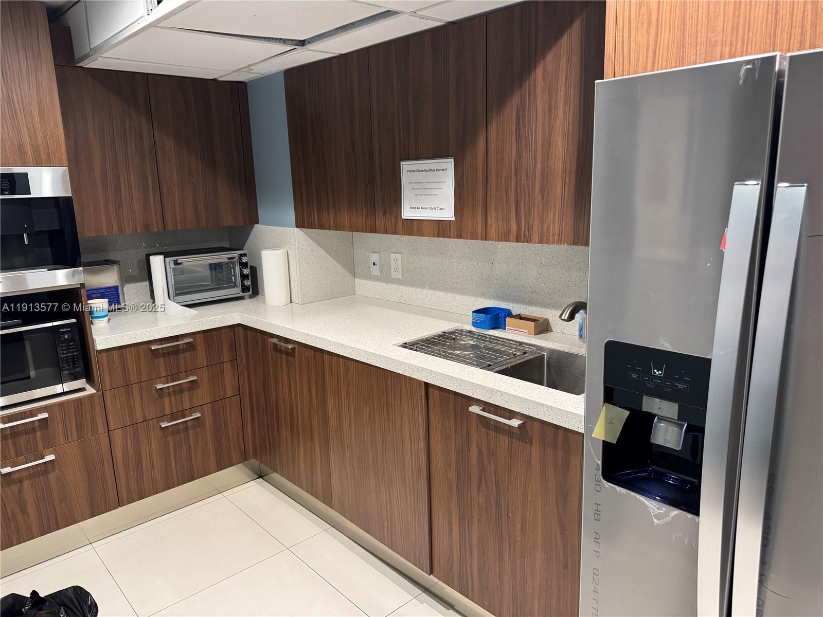 2  /   кв.футов $ 2025-11-13 0 Фото