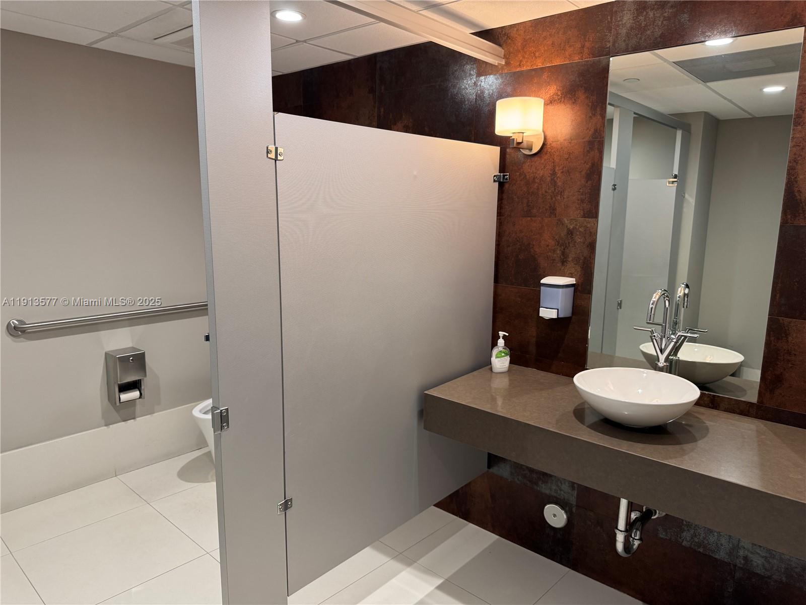 2  /   кв.футов $ 2025-11-13 0 Фото