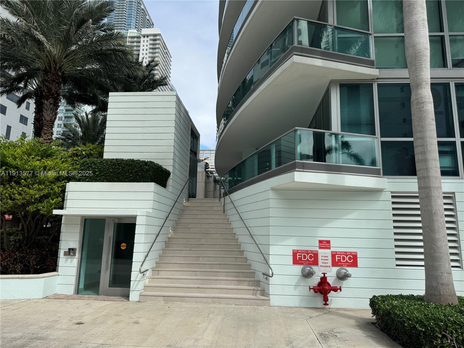 2  /   кв.футов $ 2025-11-13 0 Фото