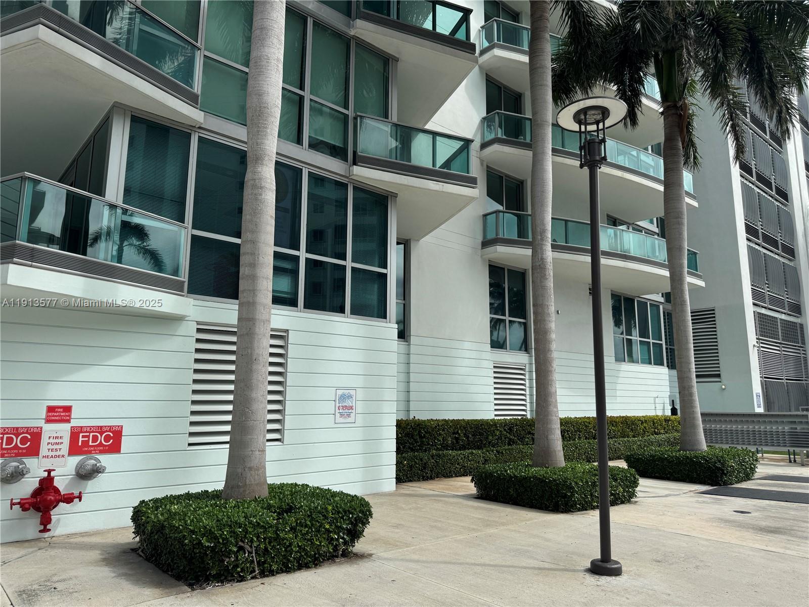 2  /   кв.футов $ 2025-11-13 0 Фото