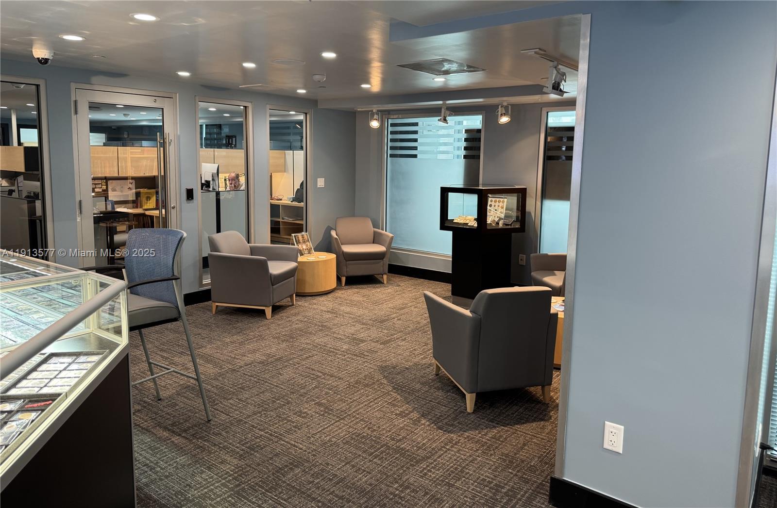 2  /   кв.футов $ 2025-11-13 0 Фото