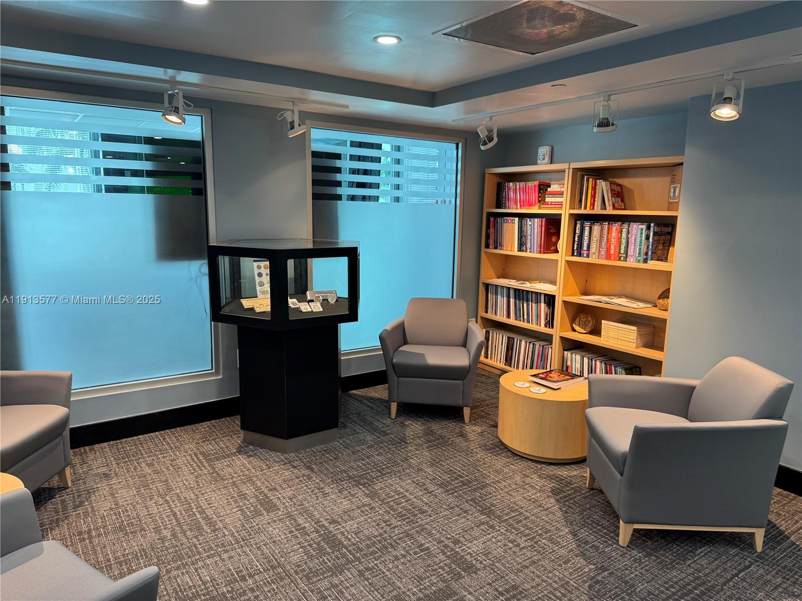 2  /   кв.футов $ 2025-11-13 0 Фото