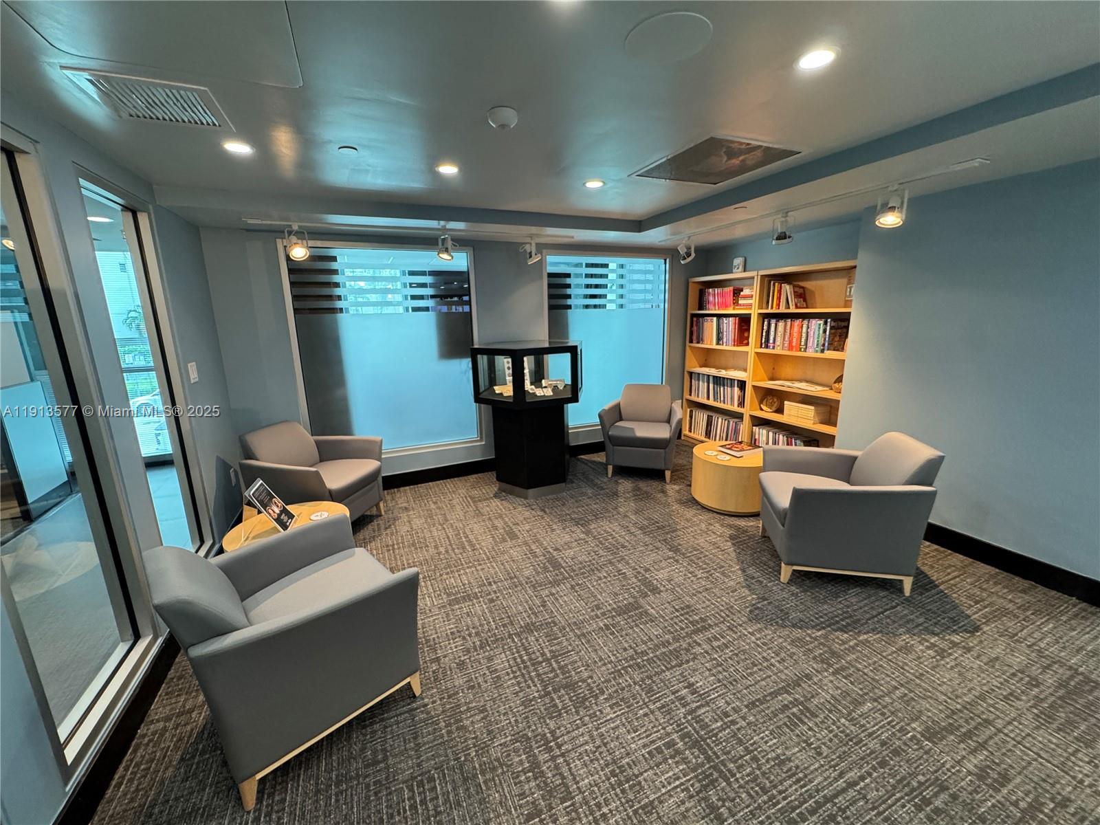 2  /   кв.футов $ 2025-11-13 0 Фото