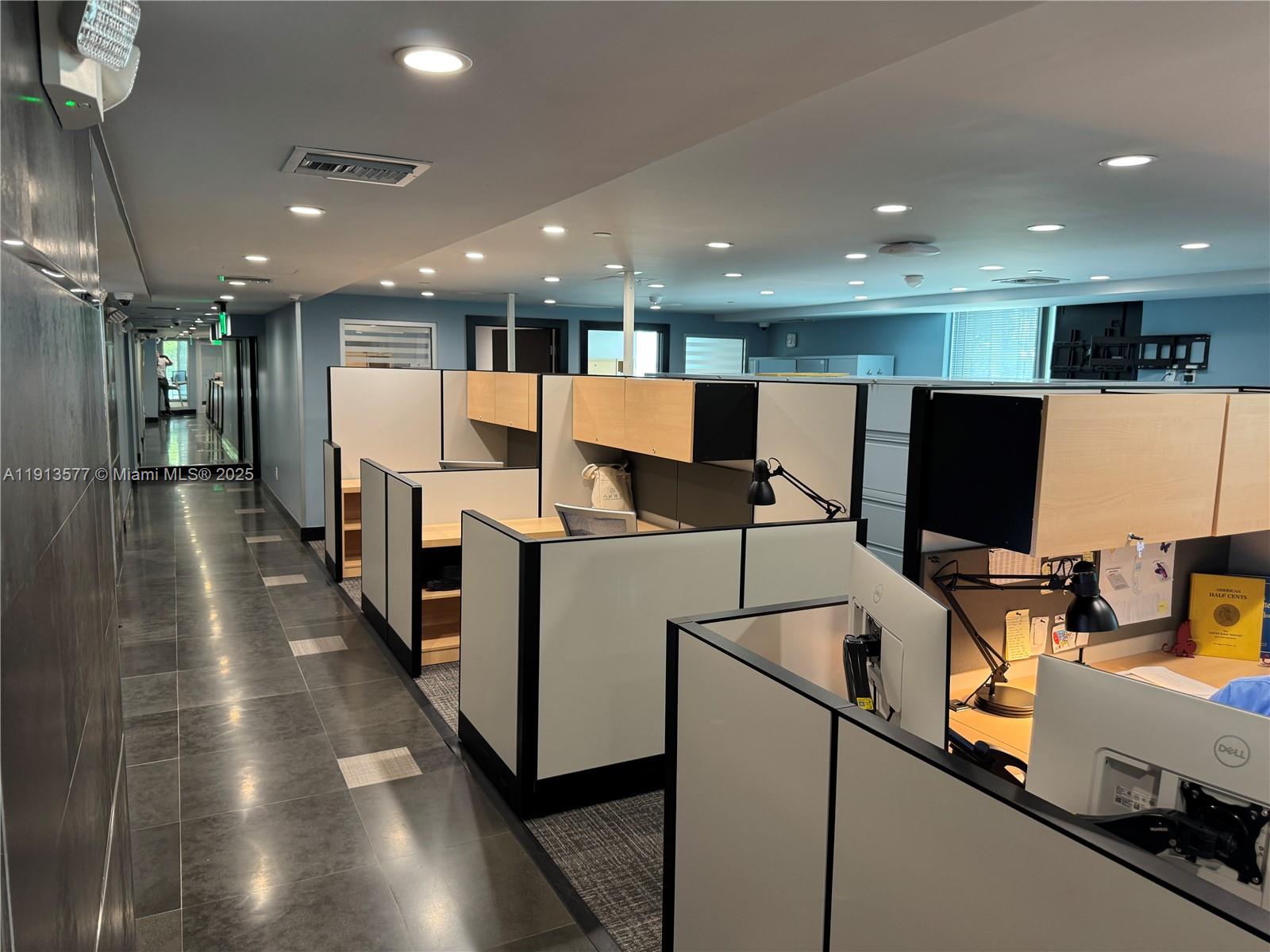 2  /   кв.футов $ 2025-11-13 0 Фото