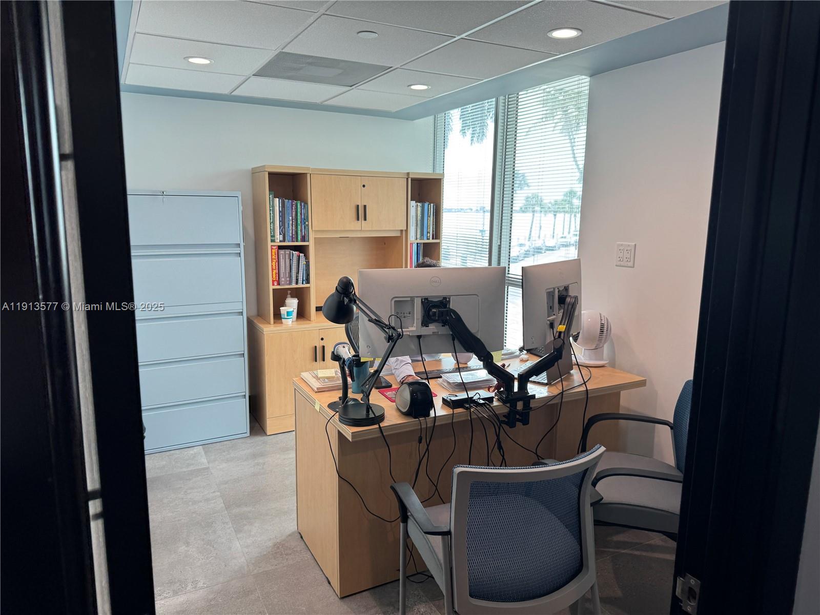 2  /   кв.футов $ 2025-11-13 0 Фото