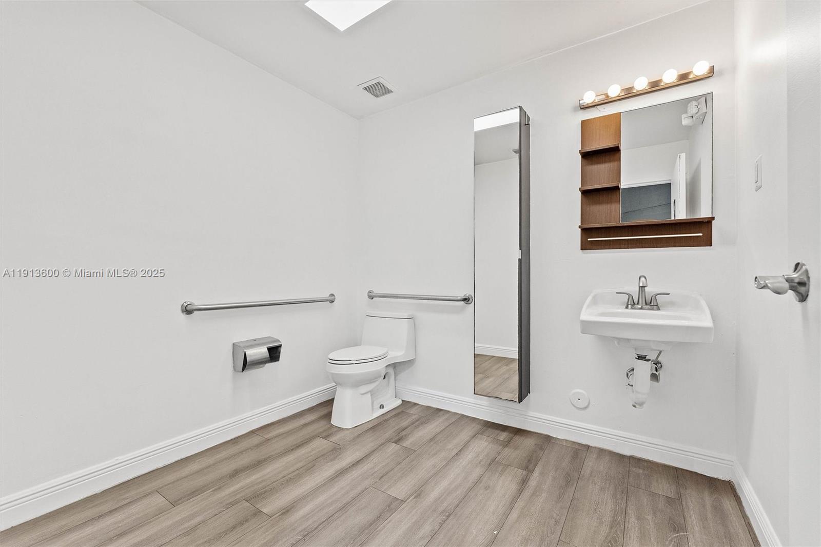 Ver detalles 11 / sq. ft. $ 2025-11-13 0 foto