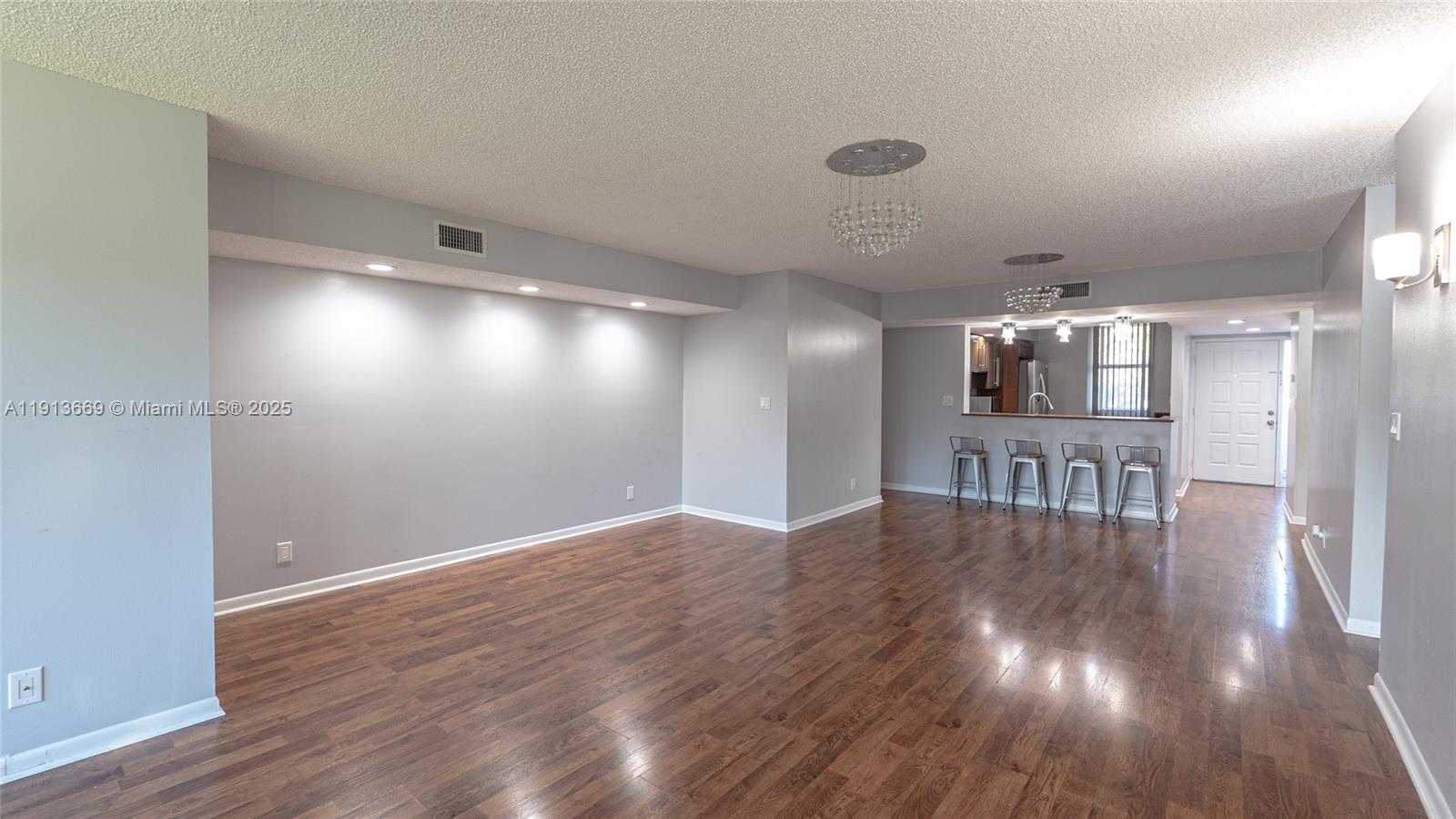 G203 2 / 2 1093 sq. ft. $ 2026-02-11 0 foto