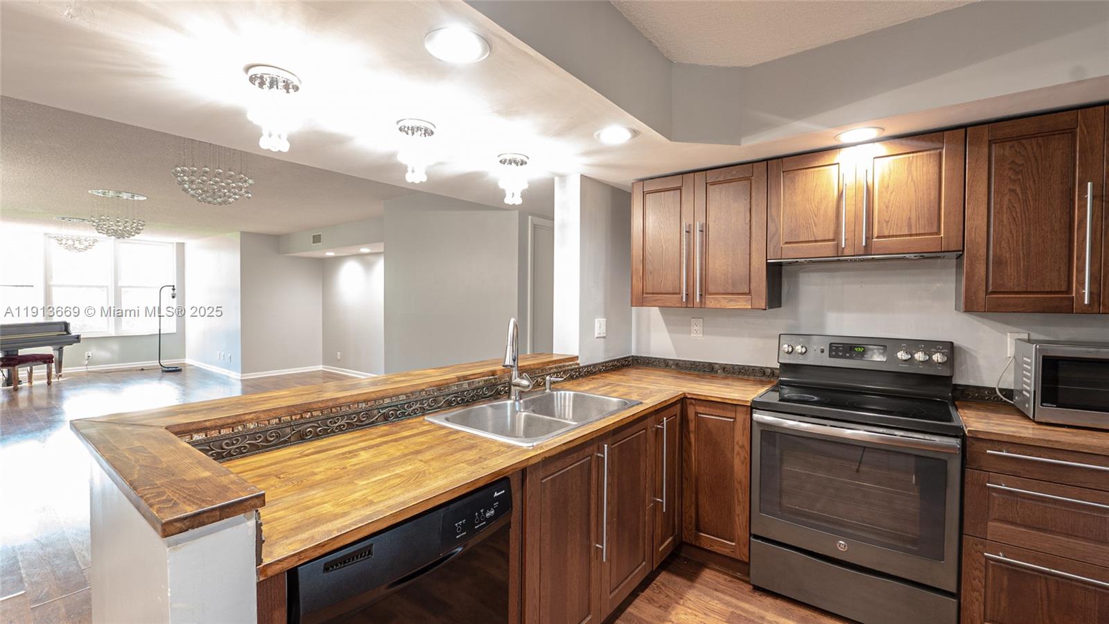 G203 2 / 2 1093 sq. ft. $ 2026-02-11 0 foto