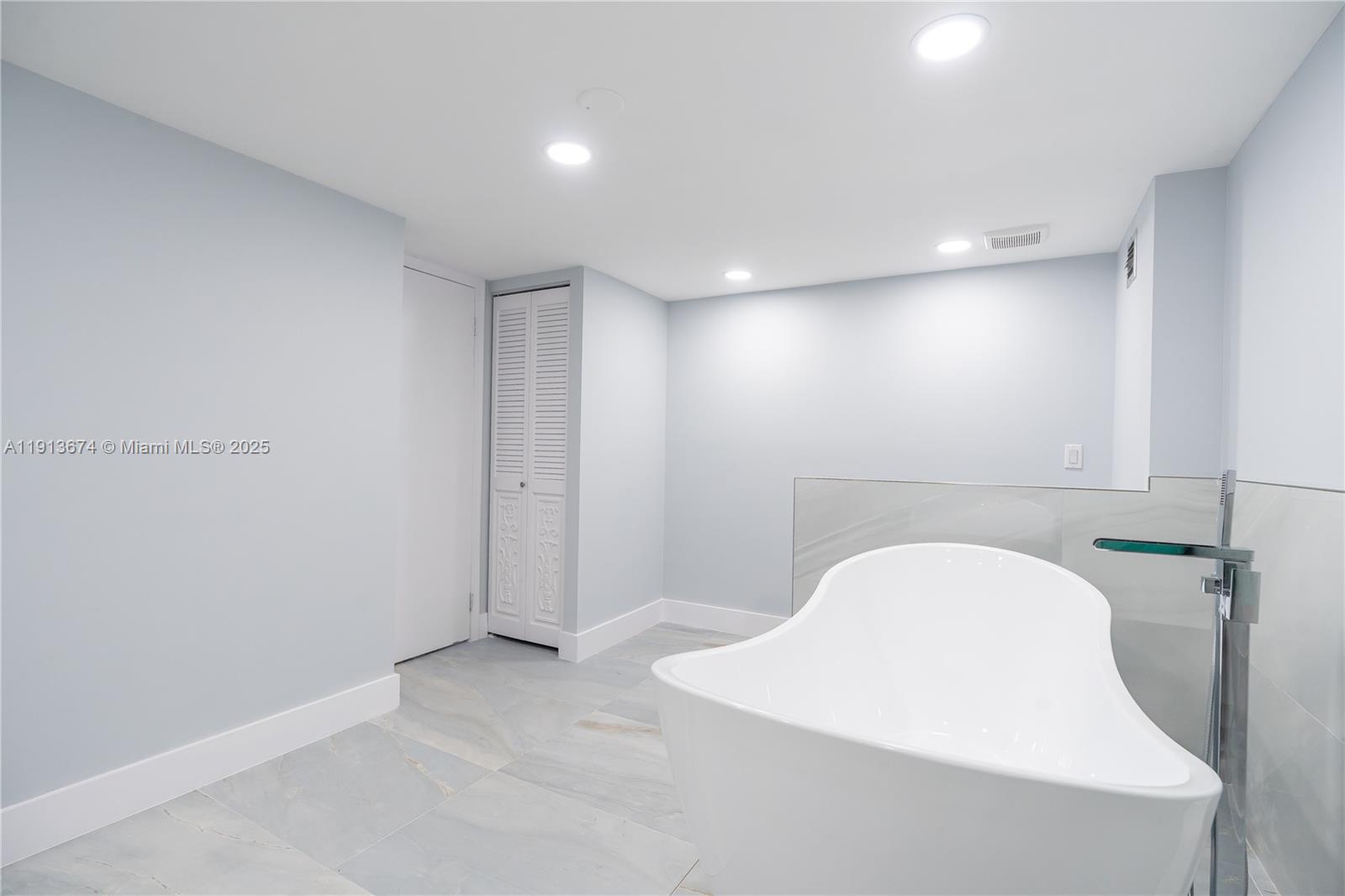 Photo of 2751 Ocean Dr  #1008N, Hollywood, Florida, 33019 - 