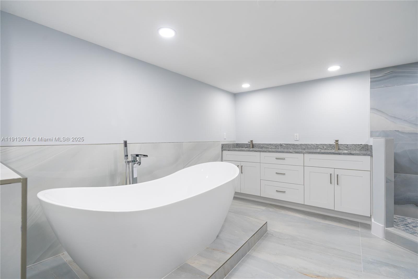 Photo of 2751 Ocean Dr  #1008N, Hollywood, Florida, 33019 - 