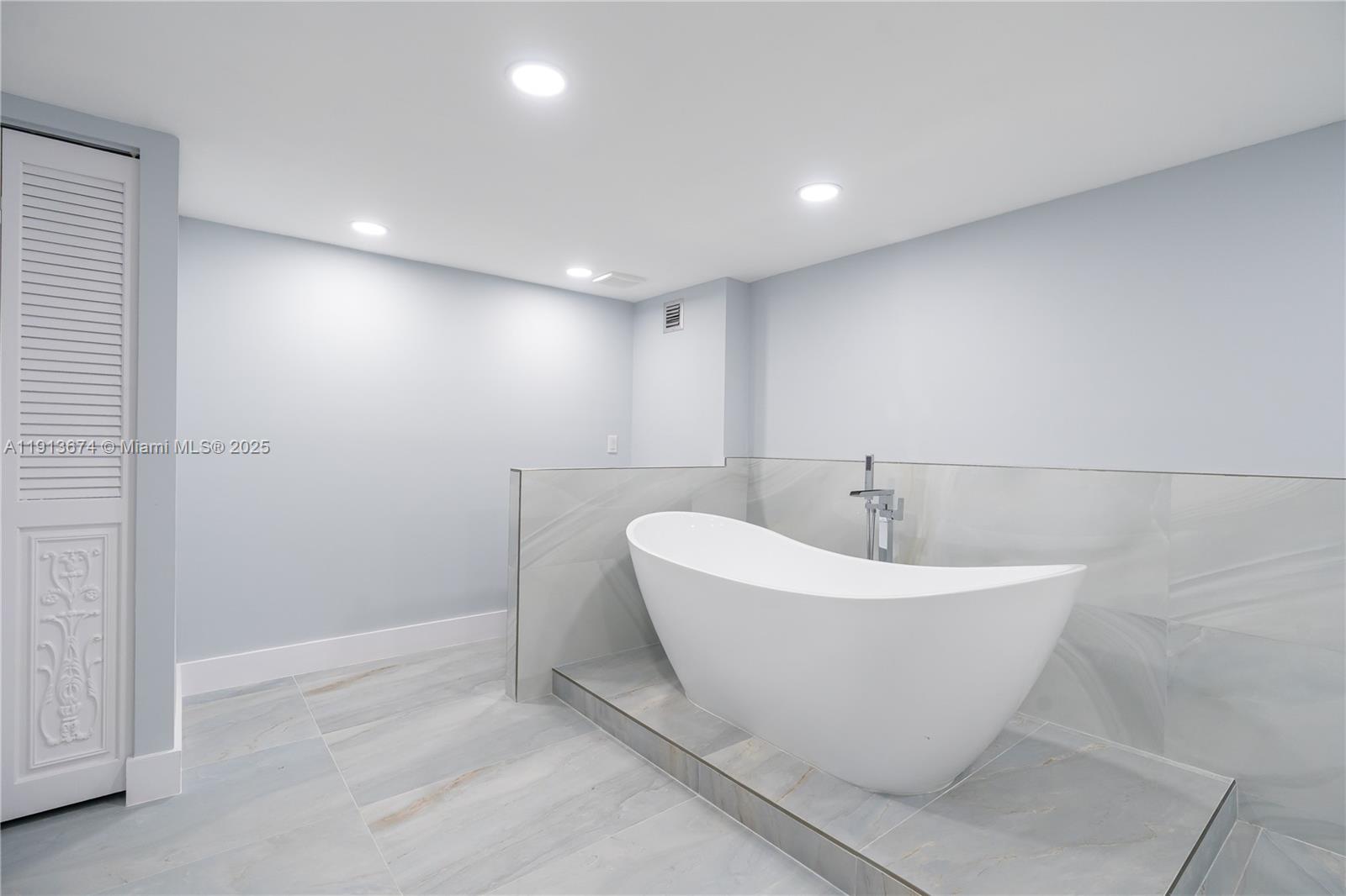 Photo of 2751 Ocean Dr  #1008N, Hollywood, Florida, 33019 - 